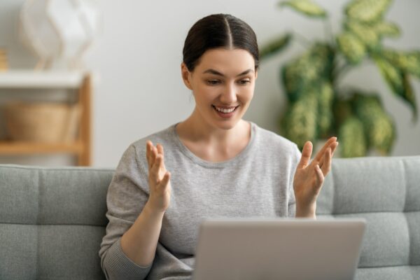 Junge Frau am Computer
