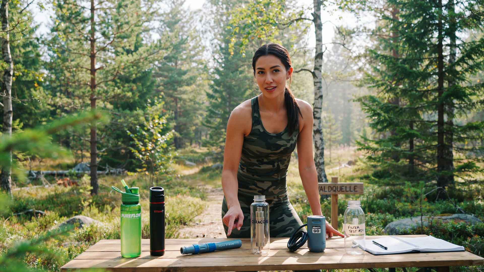 Eine Frau vergleicht Wasserfilter Outdoor